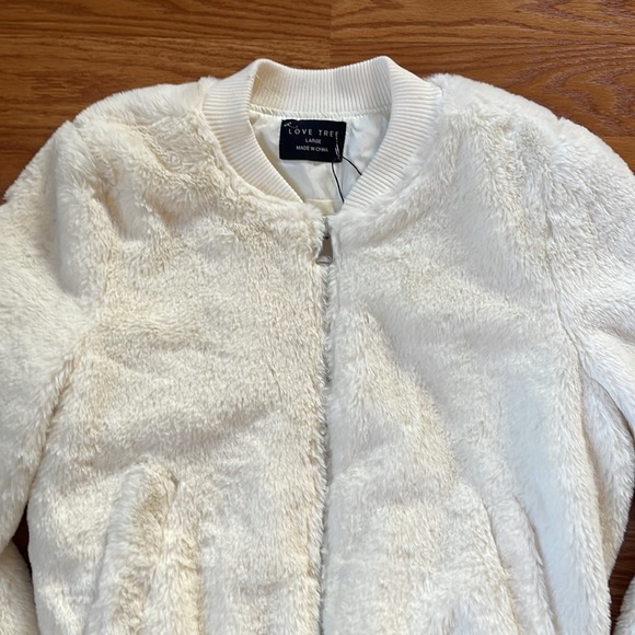 NWT White Faux Fur Soft Cozy Winter Jacket (Great for Holidays) Size Large - Picture 2 of 14